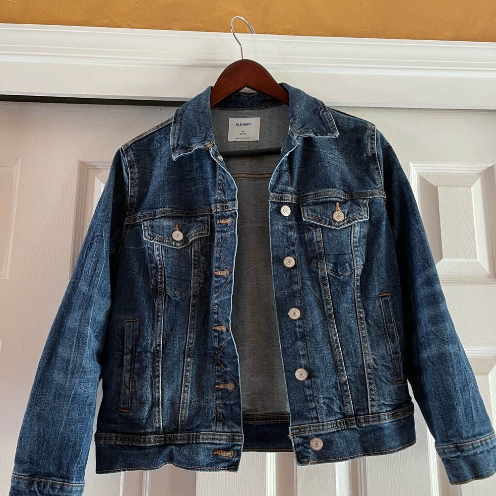 Classic Old Navy, dark denim jacket! Size M Petite. EUC barely worn!